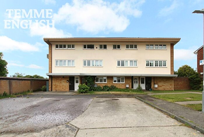 2 Bedroom Flat For Sale In Market Avenue, Wickford, SS12