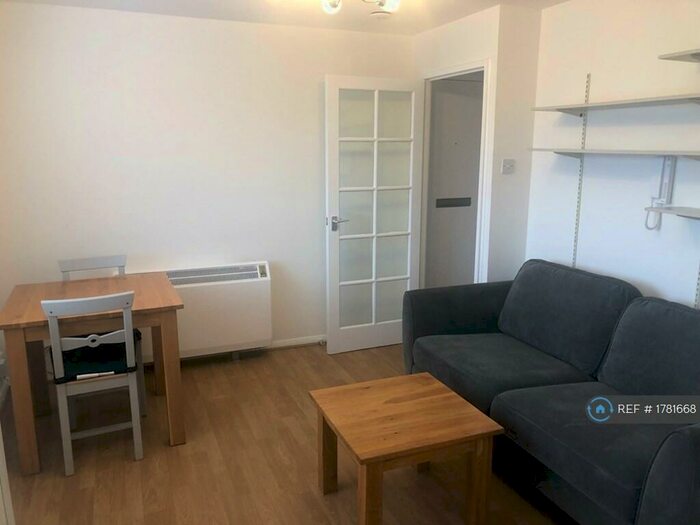 1 Bedroom Flat To Rent In Waddington Close, Enfield, EN1