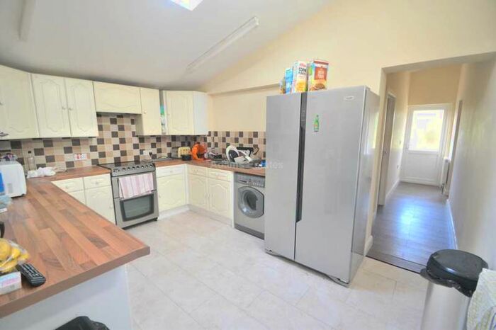 4 Bedroom Semi-Detached House To Rent In Westlands Ave, Reading, RG2