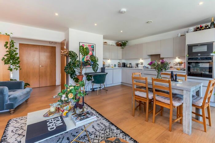 2 Bedroom Flat For Sale In Kilburn Park Road, London, NW6