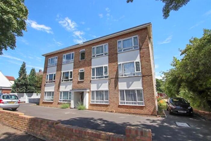 2 Bedroom Flat To Rent In Grove Court, Westcliff-On-Sea, SS0