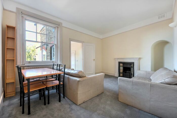 2 Bedroom Flat To Rent In Wandsworth Road, Battersea, London, SW8
