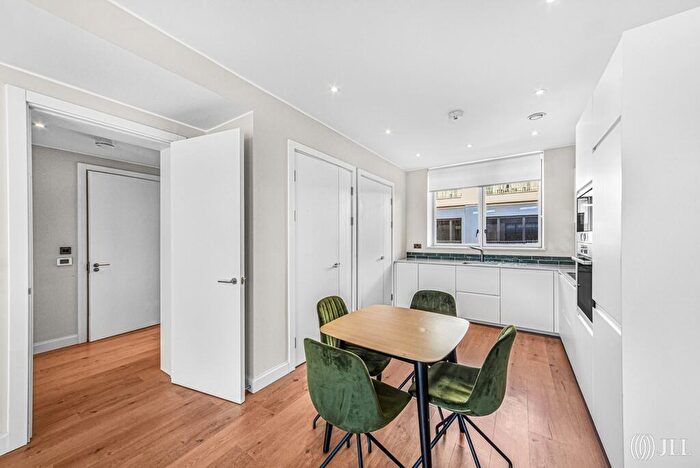 3 Bedroom Flat To Rent In Carpet Street Sugar House Island, E15