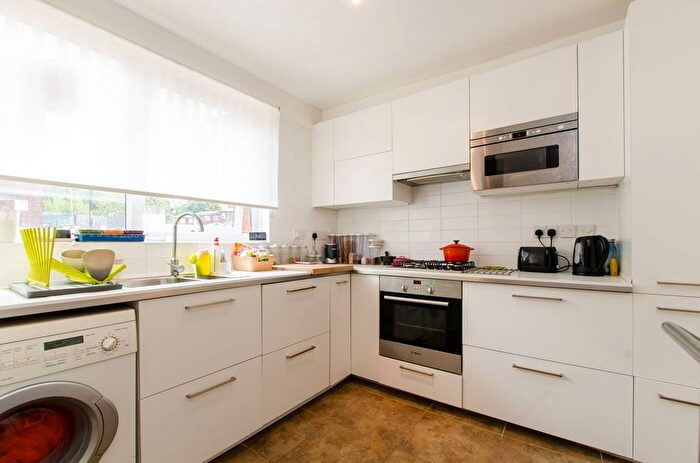 3 Bedroom Flat To Rent In Atwater Close, Brixton, London, SW2