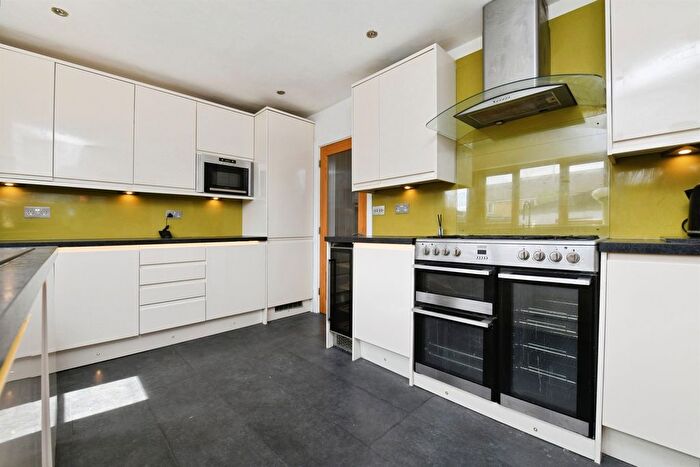 3 Bedroom End Of Terrace House For Sale In Newtons Close, Rainham, RM13