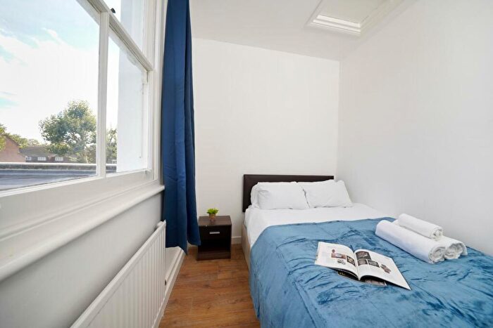 Apartment To Rent In Grafton Road, London, NW5