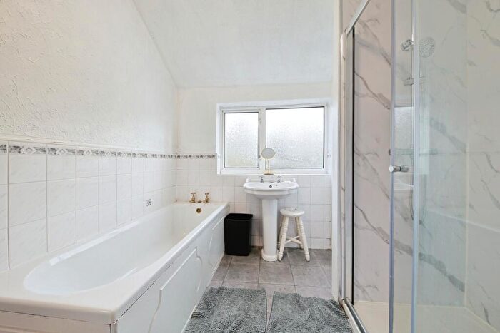 3 Bedroom Semi-Detached House For Sale In Wolfreton Lane, Willerby, Hull, HU10