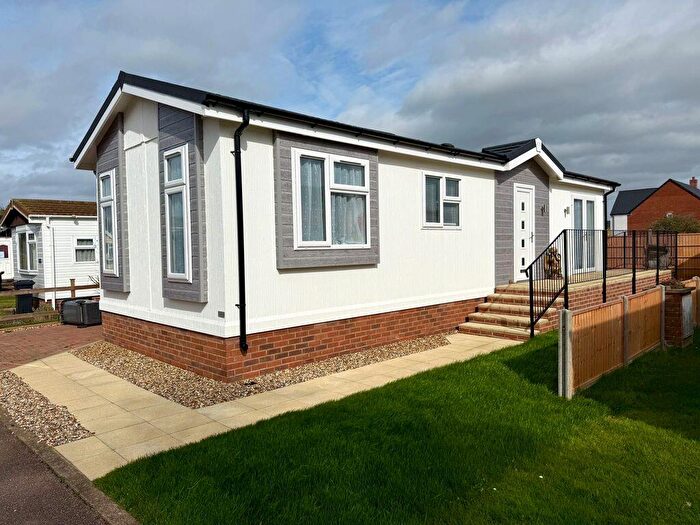 2 Bedroom Park Home For Sale In Briar Bank Park, Wilstead, MK45