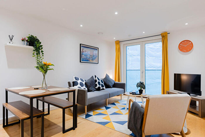 Flat To Rent In Devizes Street, London, N1