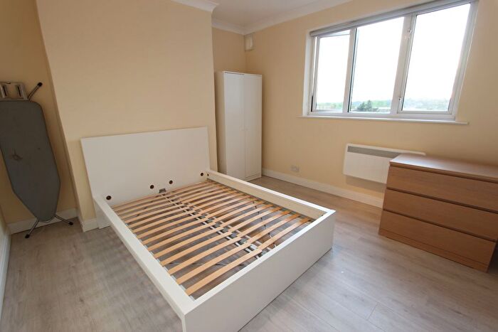 2 Bedroom Flat To Rent In High Road, London, N20