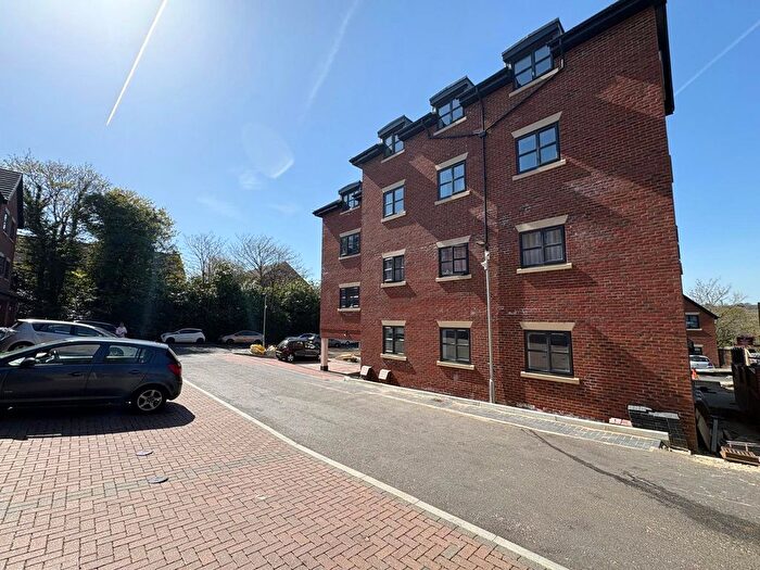 2 Bedroom Flat To Rent In Crescent Drive, Aldershot, Hampshire, GU12
