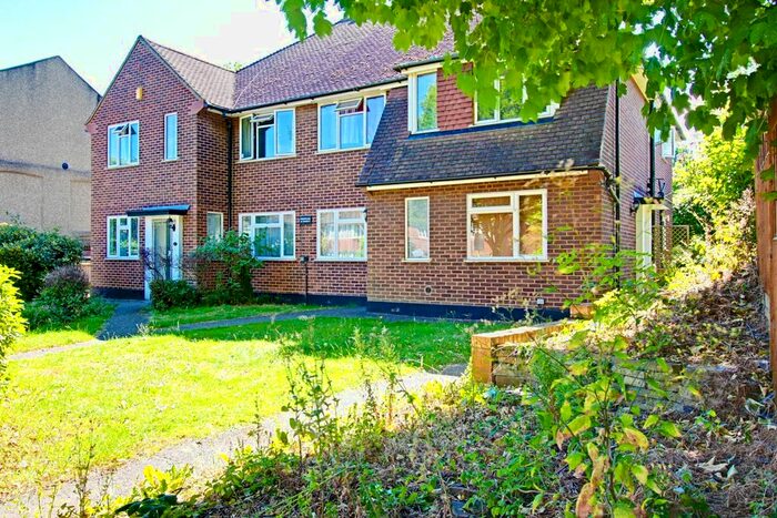 2 Bedroom Maisonette To Rent In Pinewood, Nether Street, Finchley, London, N3