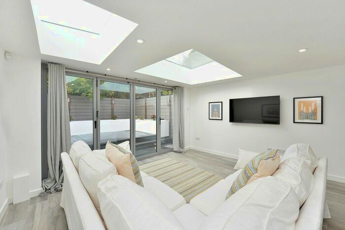 2 Bedroom Property To Rent In Broughton Road, Fulham, SW6