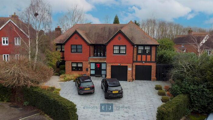 4 Bedroom Detached House To Rent In Treetops View, Loughton, IG10