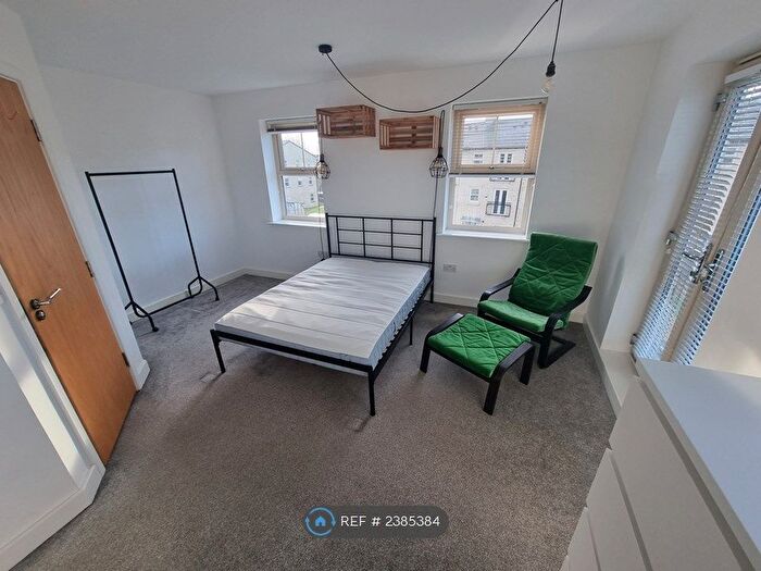 2 Bedroom Semi-Detached House To Rent In Holts Crest Way, Leeds, LS12