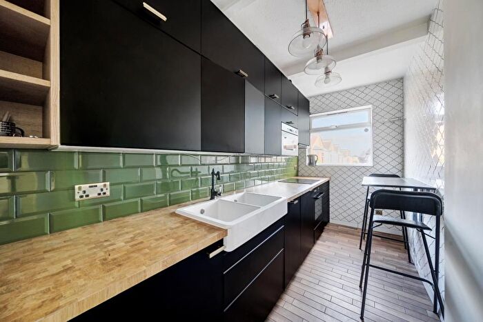 3 Bedroom Flat To Rent In Ballards Lane, Finchley, N3