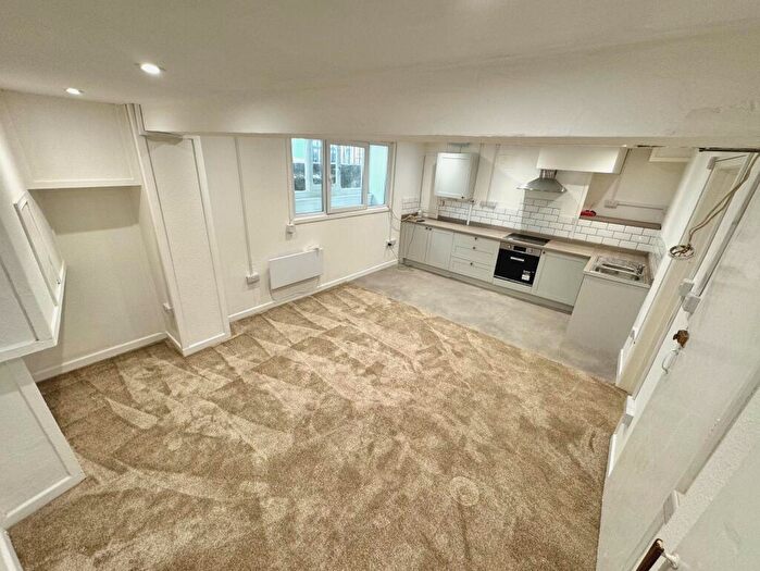 1 Bedroom Stone House To Rent In East Street, Weymouth, DT4