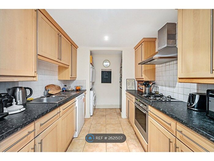 2 Bedroom Flat To Rent In Russell Road, London, W14