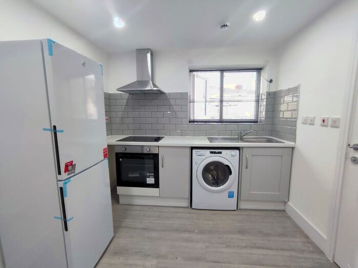 2 Bedroom Flat To Rent In Broadway, Cardiff, CF24