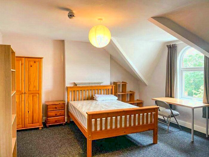 8 Bedroom Semi-Detached House To Rent In Wilmslow Road, Manchester, Greater Manchester, M20