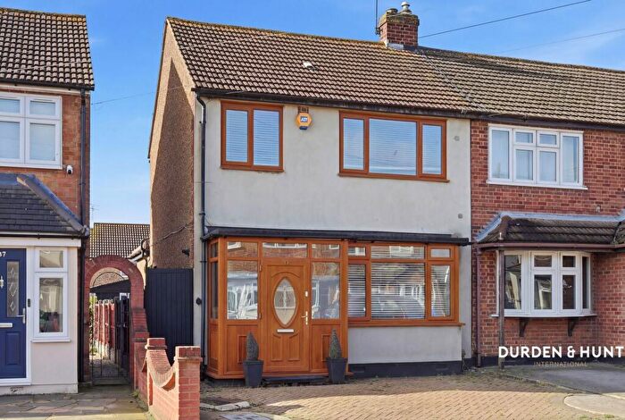 3 Bedroom End Of Terrace House For Sale In Newtons Close, Rainham, RM13