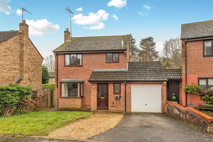 3 Bedroom Link Detached House For Sale In Foscote Rise, Banbury, OX16