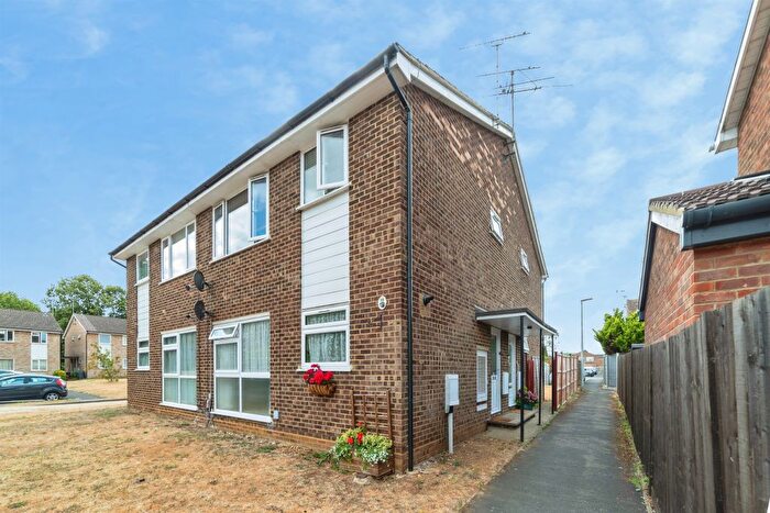2 Bedroom Maisonette For Sale In Hampton Close, Stevenage, SG2