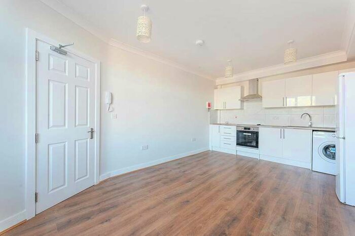 3 Bedroom Flat To Rent In Uxbridge Road, Shepherd's Bush, W12