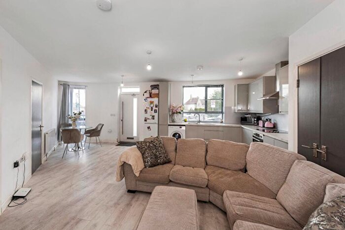 2 Bedroom Apartment To Rent In Central Avenue, Welling, DA16