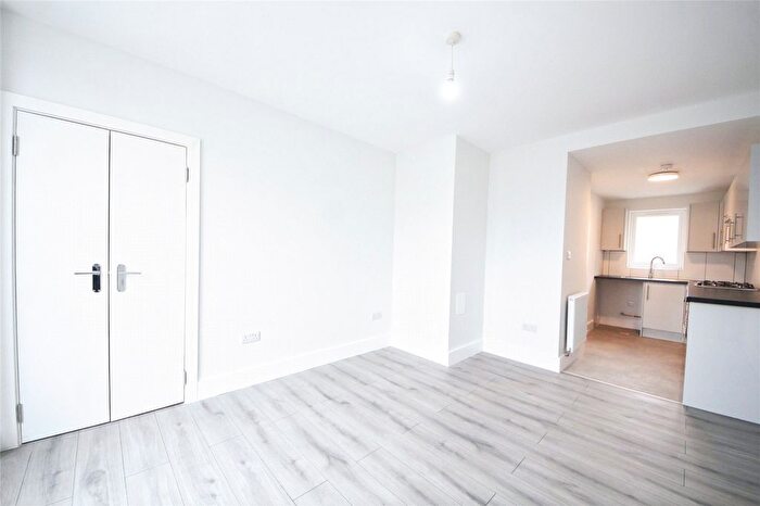 3 Bedroom Flat To Rent In Whitta Road, Manor Park, E12
