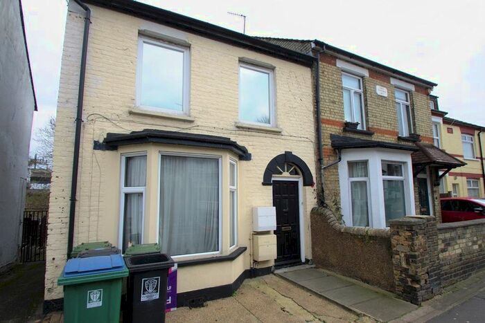 2 Bedroom Flat To Rent In Queens Road, Watford, WD17