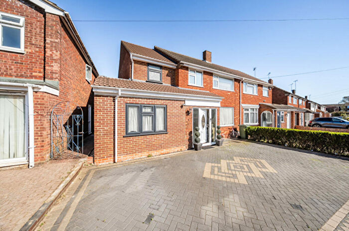 5 Bedroom Semi-Detached House For Sale In Fairfield Road, Dunstable, Bedfordshire, LU5