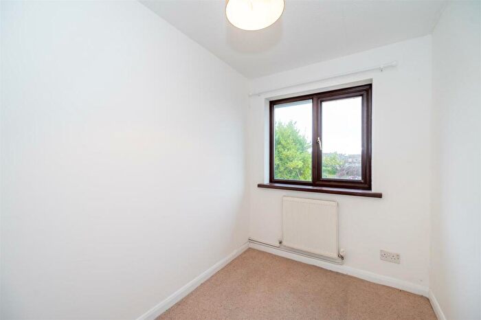 3 Bedroom End Of Terrace House For Sale In Broad Gardens, Portsmouth, PO6