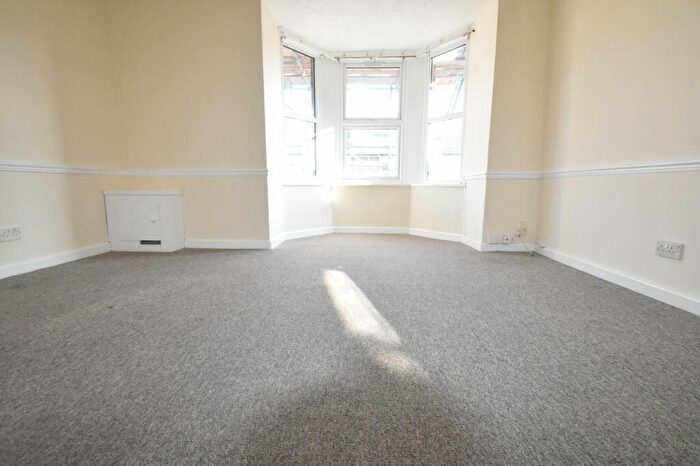 2 Bedroom Flat To Rent In New Road, Portsmouth, Hampshire, PO2