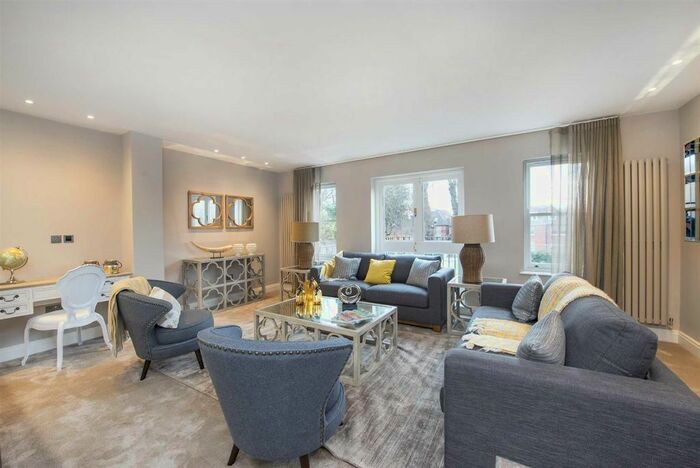 3 Bedroom Flat To Rent In Lyndhurst Road, Hampstead, NW3