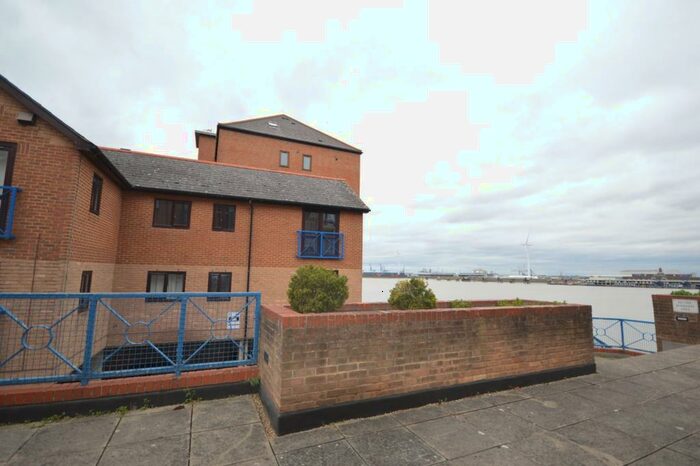 2 Bedroom Flat To Rent In West Street, Gravesend, Kent, DA11