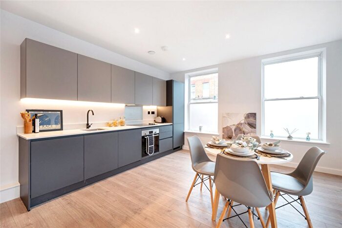 2 Bedroom Flat For Sale In Chertsey, Surrey, KT16