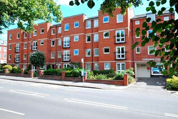 2 Bedroom Flat For Sale In Cathedral Court, Gloucester, GL1