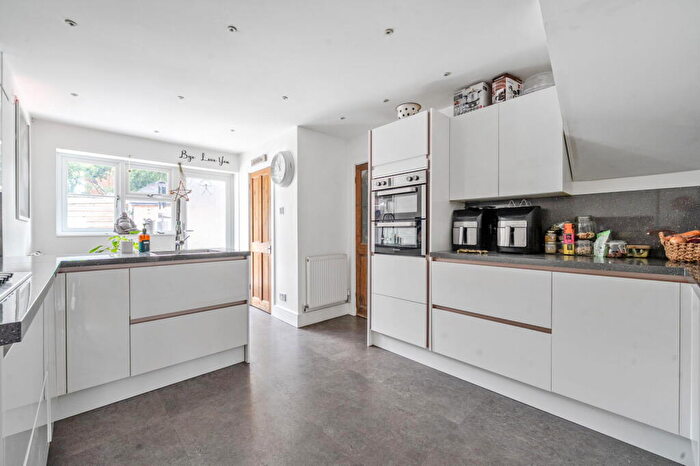 3 Bedroom End Of Terrace House For Sale In Farringdon Way, Tadley, RG26
