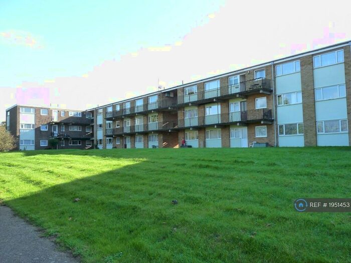 2 Bedroom Flat To Rent In Lapis Close, Gravesend, DA12