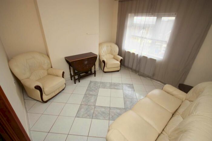 2 Bedroom Flat To Rent In York Road, Acton, London, W3