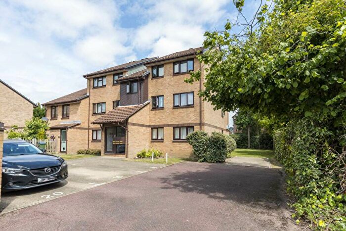 2 Bedroom Flat To Rent In Manor Fields, Horsham, RH13