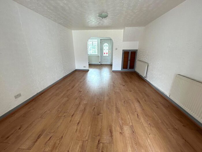 4 Bedroom Semi-Detached House To Rent In Claverdon Drive, Great Barr., B43