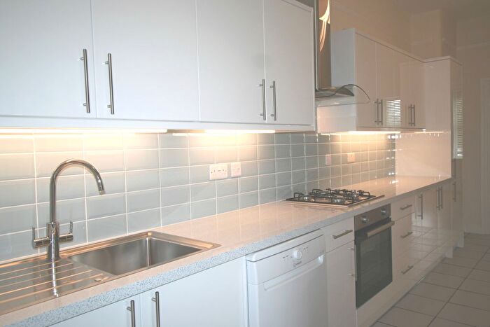3 Bedroom Flat To Rent In Heathfield Square, Earlsfield, SW18