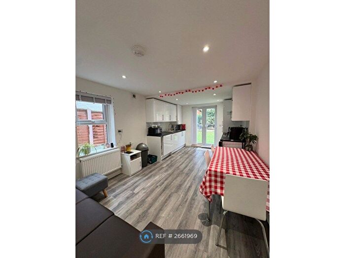 3 Bedroom Flat To Rent In Pemberton Road, London, N4
