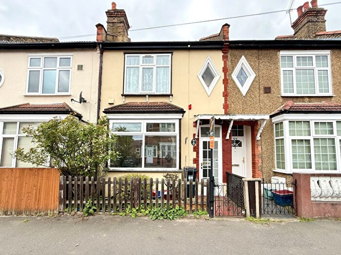 3 Bedroom Terraced House For Sale In Clare Road, Hounslow, Greater London, TW4