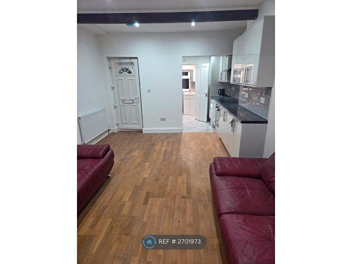 1 Bedroom Flat To Rent In Church Street, Staines-Upon-Thames, TW18