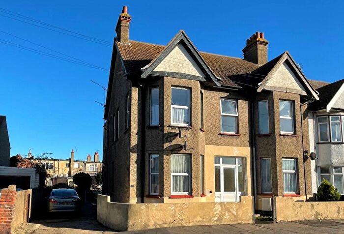 1 Bedroom Flat For Sale In High Street, Hadleigh, Benfleet, Essex, SS7