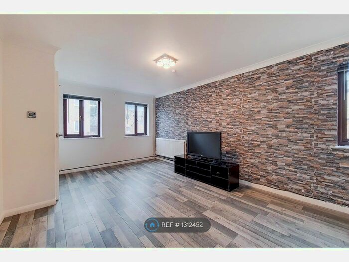 3 Bedroom Semi-Detached House To Rent In Camelot Close, London SE28