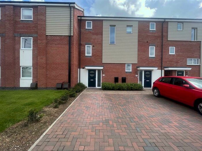 3 Bedroom House To Rent In Mayflower Drive, Burton-On-Trent, DE14